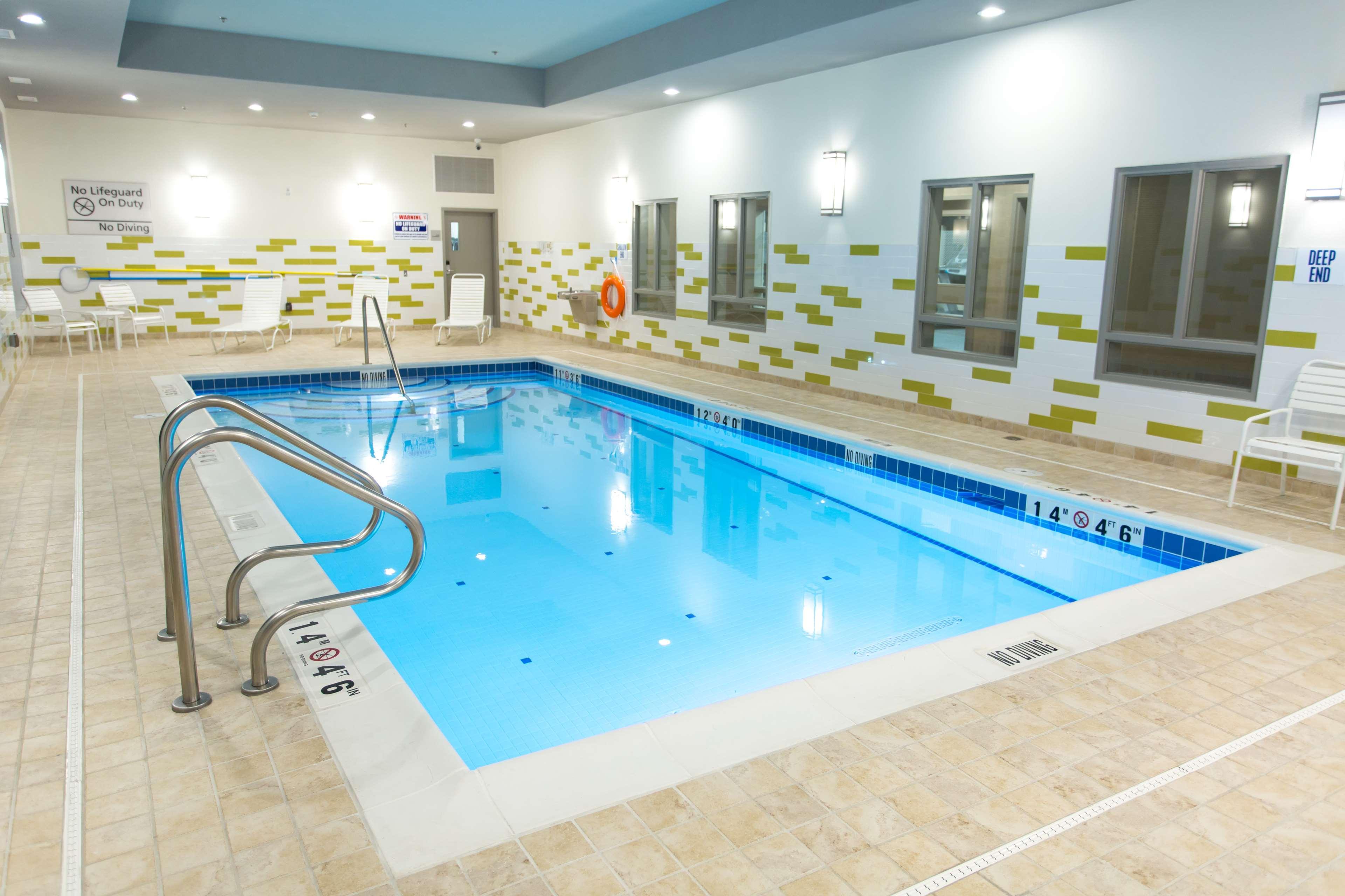 Hampton Inn By Hilton Lloydminster Exterior foto