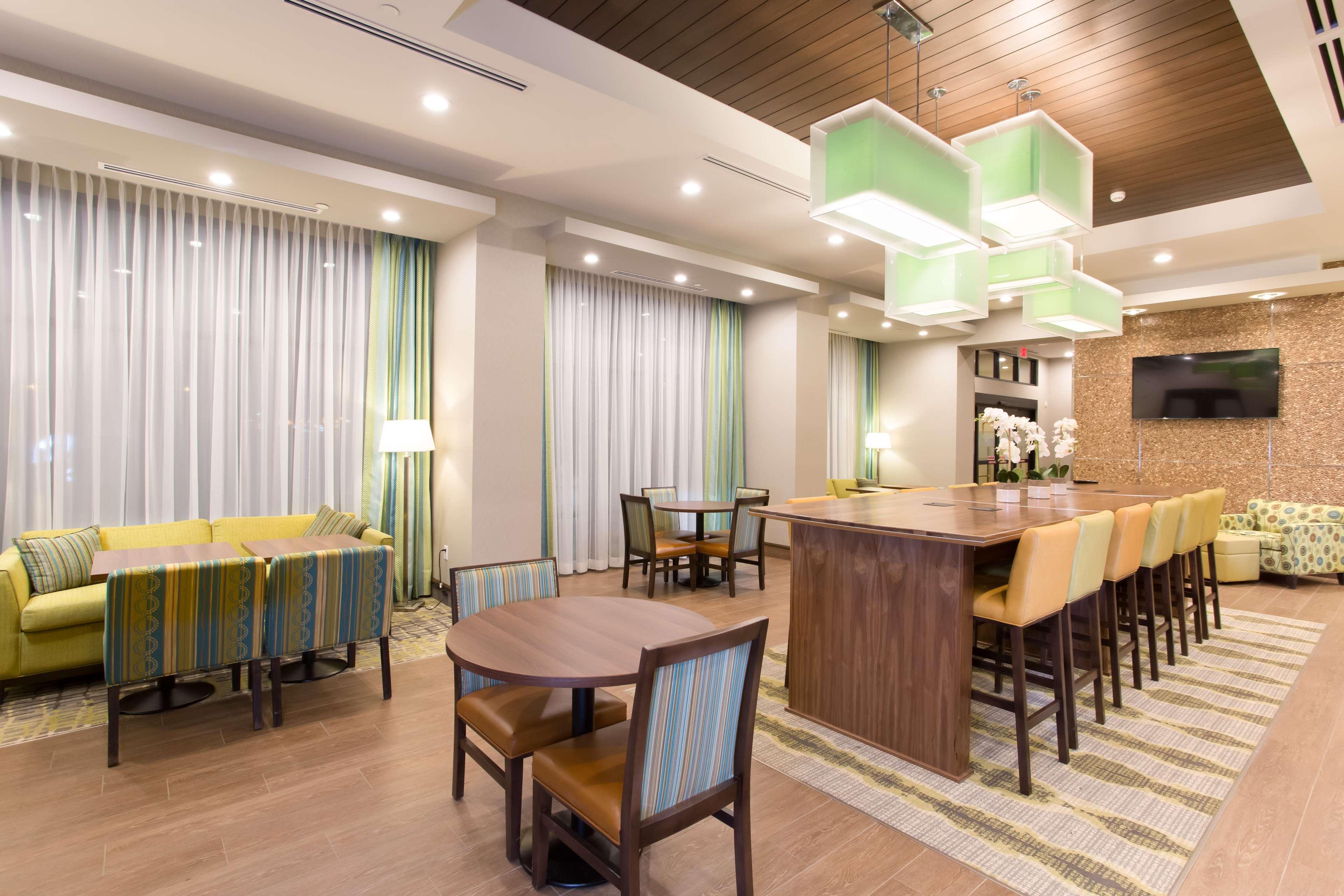 Hampton Inn By Hilton Lloydminster Exterior foto